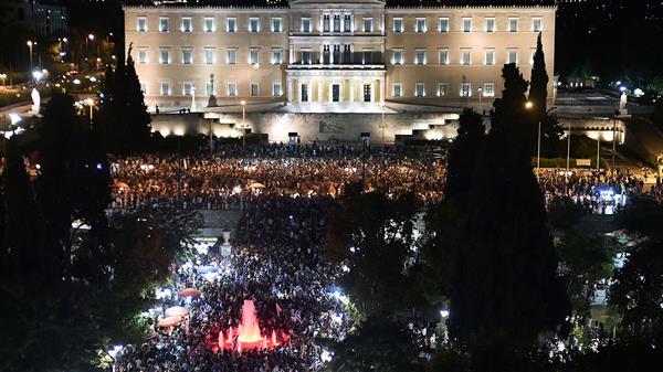 Utanför parlamentet i Aten samlas tusentals av nej-sidans anhängare. Foto TT