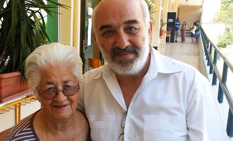 
 
Vår utsände Niklas Svensson träffade 86-åriga Eirini Chatzigeorgou har tillsammans med sin svåger Panagiotis Chatziyannakis tagit sig till vallokalen för att rösta nej.

– Jag är gammal men jag hoppas på en bättre framtid. Kanske inte för mig men för mina barn och barnbarn. Därför är jag här och röstar i dag, säger Eirini.

– Jag lärde mig redan i skolan att vi greker kan säga nej, från Sparta till andra världskriget. Nu är det dags att säga nej till Merkel, Schaüble och Juncker. Vi har rätt att bestämma vår framtid inte de. Så från Kreta till Tesaloniki hoppas jag på ett högt nej, säger Panagiotis.