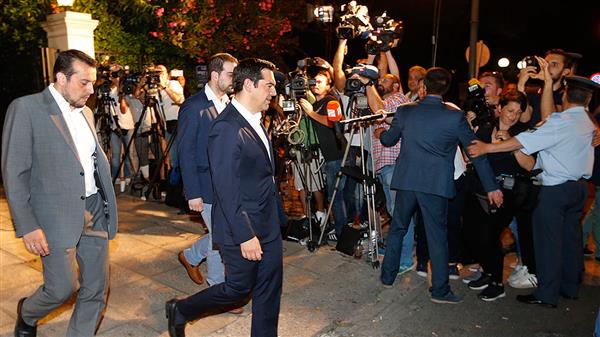 Premiärminister Alexis Tsipras lämnar sitt kontor för att träffa den grekiske presidenten. Foto: TT