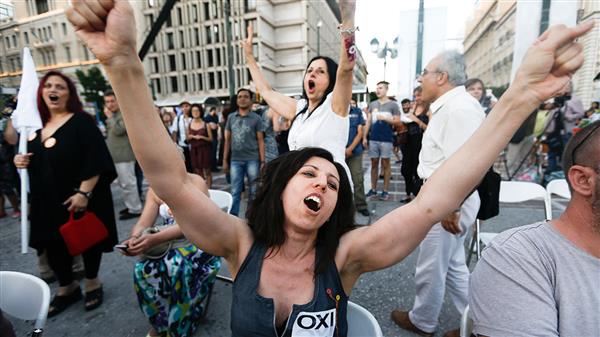 "OXI!" Nej-anhängare fortsätter att fira på Atens gator samtidigt som resultaten allt mer pekar på en seger för nej-sidan. Foto: TT