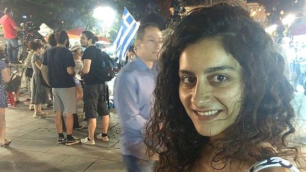 På Syntagmatorget i Aten viftar glada nej-väljare med blåvita flaggor.  

– Jag är mycket glad för det här är vad jag ville. Europa har delats i två delar nu, säger Eva Andronikidou, som är på torget för att fira, till SVT:s reporter på plats.