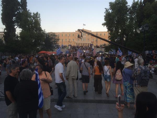 Fler och fler greker rör sig nu mot Syntagma-torget framför Parlamentet. En klassisk samlingsplats i politiska sammanhang.