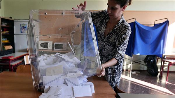 Nu ska rösterna räknas. De första preliminära resultaten väntas klockan 21 svensk tid. Foto: TT