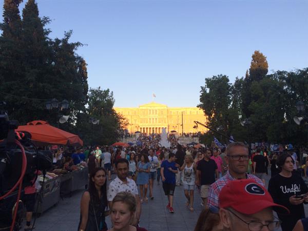 Zyntagmatorget börjar fyllas med nej-supportrar.