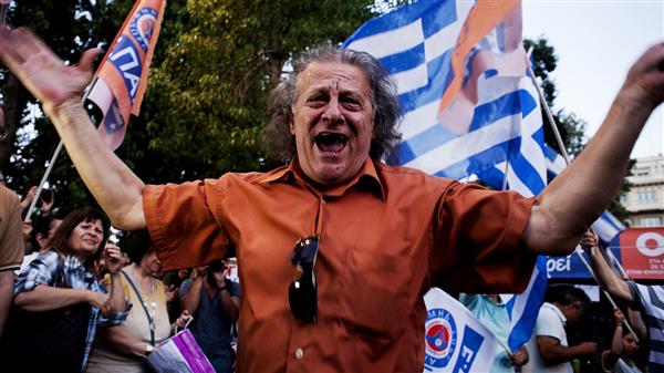 Nu har hälften av rösterna räknats, och glädjen blir inte mindre bland de som röstat nej i dagens folkomröstning. Foto: TT