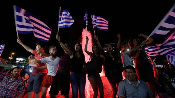 Nej-sidans firande fortsätter i Aten. Foto: TT