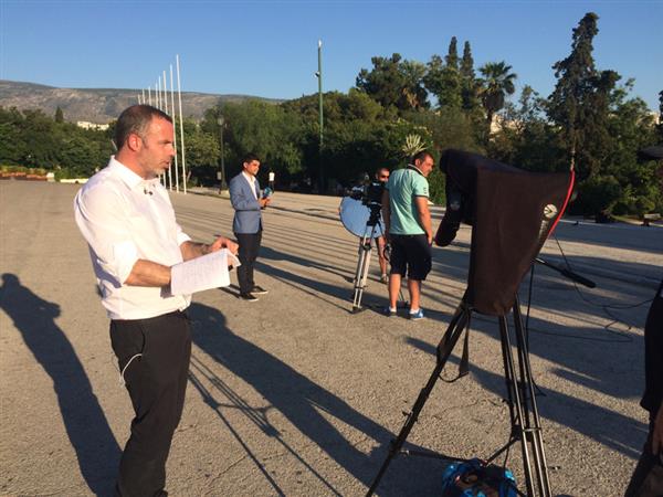 Sådana här personer stöter man på lite överallt i Aten just nu. Intresset för folkomröstningen är stort i hela världen. Närmast en journalist från en fransk tv-station.