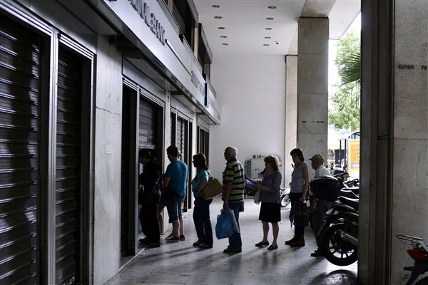 Grekiska banker kommer att vara stängda även under tisdag och onsdag.