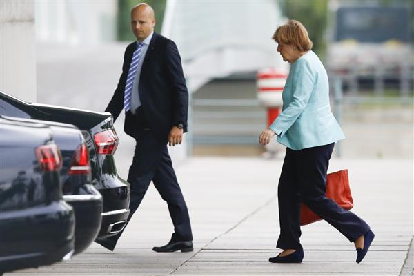 Angela Merkel åker till Paris under eftermiddagen för att träffa Frankrikes president Francois Hollande och diskutera Grekland. 
Kl 19:30 ska de hålla en presskonferens.