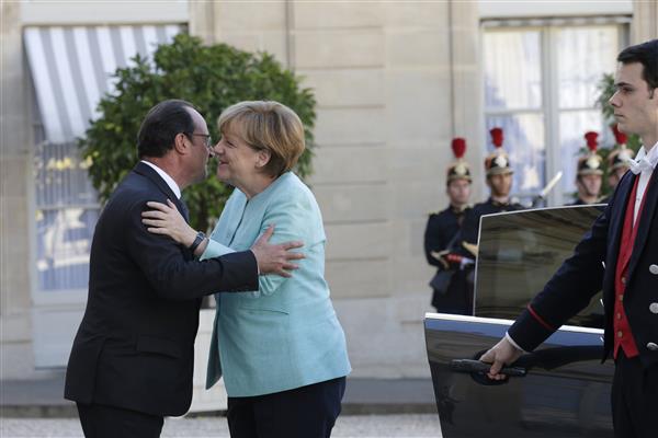 Merkel och Hollande möts i Paris. De har utlovat ett gemensamt uttalande "före middagen".