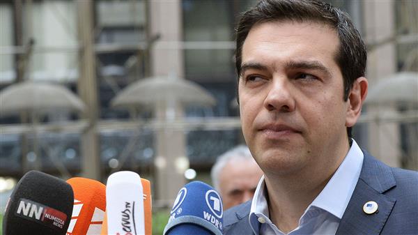 Greklands premiärminister Alexis Tsipras anländer i Bryssel.  Till journalister på plats säger han att ett avtal "fortfarande är inom räckhåll". Foto: TT