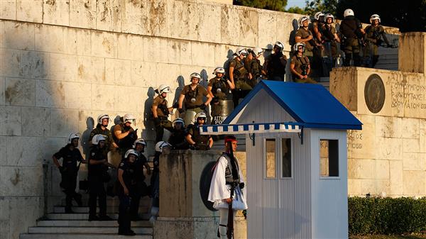 Grekisk kravallpolis står redo utanför parlamentet i Aten. Enligt flera uppgifter samlas just nu demonstranter vid Syntagmatorget för att protestera mot kraven som väntas komma från Eurogruppen. Foto: TT