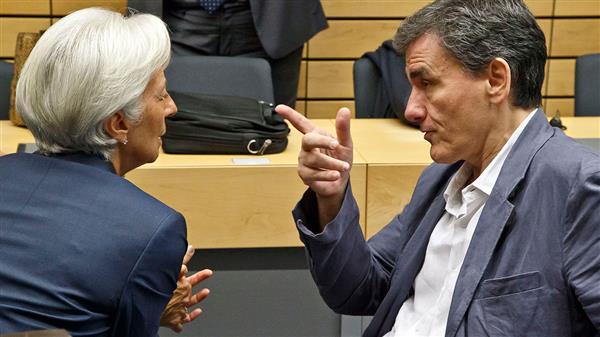 Greklands finansminister Euclid Tsakalotos pratar med Internationella valutafonden, IMF:s chef Christine Lagarde under mötet tidigare i dag. Foto: TT