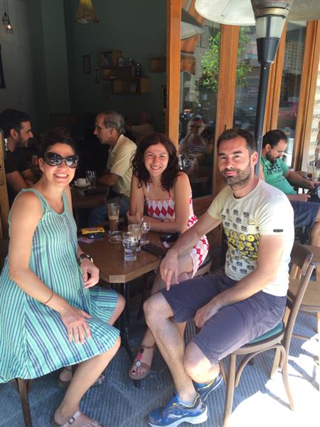 Här i Aten är oron stor efter att finansministermötet i Bryssel avbrutits utan överenskommelse i natt. Nu följer grekerna dagens återupptagna möte slaviskt via tv och sociala medier.  
-Vi har lärt oss att leva med ständig ångest över vad som händer och vilka beslut som tas i Bryssel, säger Nikos Karatolos.