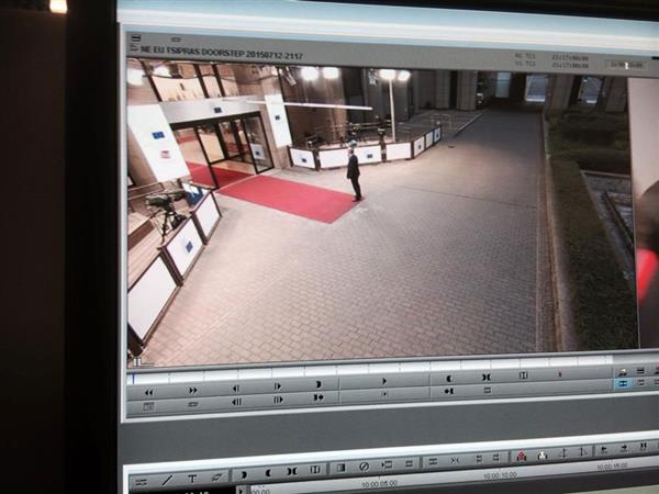 
Samtidigt som vi följer vad som händer inifrån mötet väntar min kollega som ska klippa inslag till nattens sändningar på att Alexis Tsipras ska komma ut från mötet i Bryssel. Här är live-sändningen från Bryssel, det ser tomt ut än så länge.