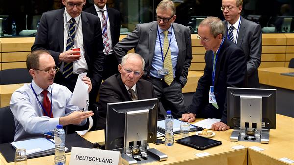 Den tyska förhandlingsdelegationen med finansminister Wolfgang Schäuble i mitten. Enligt obekräftade uppgifter finns det ett tyskt förslag om ett tillfälligt grekiskt utträde ur euron. Det skulle gälla i fem år.