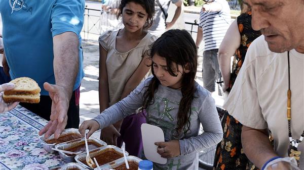 Vi lämnar politikens korridorer för en stund. Här delar volontärer ut gratis mat från ett gatukök i centrala Aten. Foto: TT