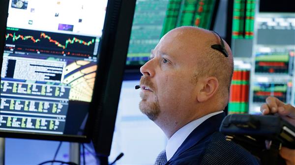 Efter att nyheten om en överenskommelse kom ut gick börserna uppåt. Bilden visar en man som bevakar New York-börsen.