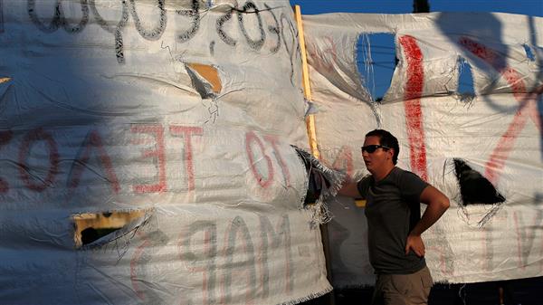 Under måndagskvällen började greker att protestera på flera håll i landet. Vi uppdaterar löpande.