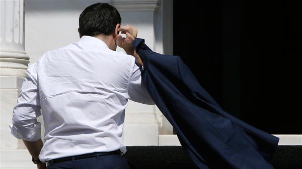 Premiärminister Tsipras skyndade in på sitt kontor när han kom tillbaka till Aten på måndagen. Nu väntar som sagt två tuffa dygn.