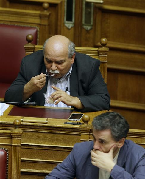 Pannacotta-sugen minister. Grekiske inrikesministern Nikos Voutsis tog ett mellanmål under den långa debatten.