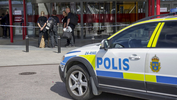 Polisen på plats utanför Ikea-varuhuset i Västerås.