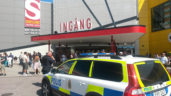 Polis på plats utanför Ikea-varuhuset i Erikslund. Foto: Peter Ström/SVT