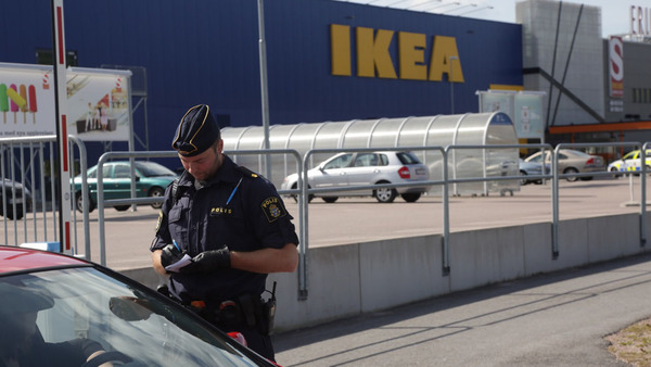 Polis tar nu in så mycket vittnesmål som möjligt efter knivdådet inne på Ikea i Västerås, vid klockan 13 i dag. Foto: TT