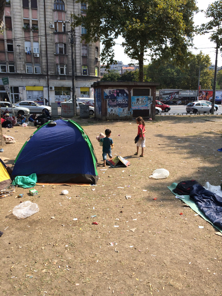 Många familjer finns här i parken. De flesta jag pratar med är från Syrien men flera är också från Afghanistan. Målet är att ta sig vidare till Ungern och Schengenområdet.