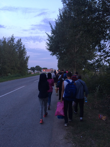 Vi börjar gå längs vägen. Polis skriker åt oss att hålla oss vid kanten.