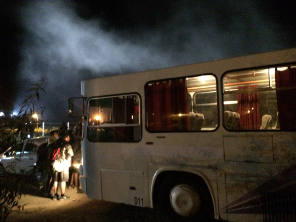 Plötsligt kommer en buss hit till platsen där alla väntar. Bussen går till en annan gränsstad och människor strömmar dit och den blir snabbt överfull.