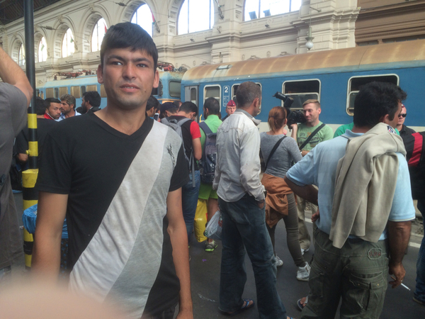 Ayub, som kommer från Afghanistan, är en av de som väntat här vid stationen i flera dagar, och sovit utomhus. - jag hoppas att vi kommer att kunna ta ett tåg till Tyskland, säger han.