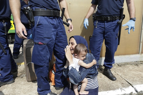 Kvinnan på bilden klev på tåget i Budapest under förmiddagen, men färden mot Österrike avbröts i staden Bicske (cirka tre mil från huvudstaden), där tåget tömdes på folk. Foto: TT / AP