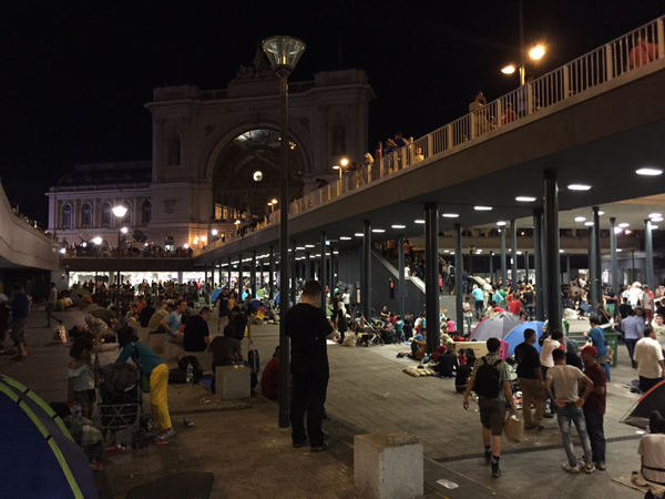 Mörkret har fallit i Budapest och över det vid det här laget ganska omfattande improviserade lägret. Lysrören lyser dock natten igenom.