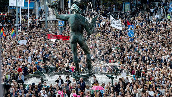 Vid Götaplatsen i Göteborg samlas just nu tusentals människor för att manifestera för flyktingmottagande. Läs mer om händelsen här: