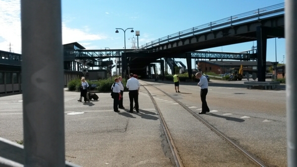 Färjan med det tåg där man tror att det finns ytterligare runt 100 flyktingar ombord står nu vid hamnen.