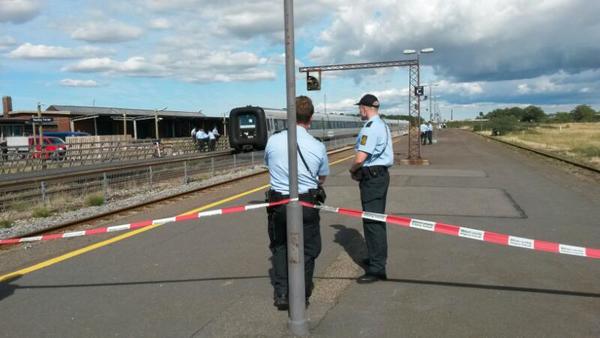 Kanske 20 poliser står i beredskap vid perrongen. I övrigt finns här inte mycket människor - förutom journalister och fotografer då.