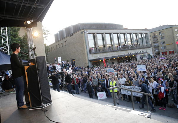 Tusentals människor sökte sig till Götaplatsen i Göteborg för att delta i en manifestation för flyktingmottagande. Uppropet heter Refugees Welcome Göteborg och förutom tre akters musik stod 13 personer på talarlistan, bland andra Mona Sahlin (S) och utbildningsminister Gustav Fridolin (MP).
Enligt polisens uppskattning deltog mellan 8.000 och 10.000 personer i manifestationen. Arrangörerna talade om mellan 12.000 och 15.000.
– Alla visade så mycket kärlek och medmänsklighet, säger Petra Elf, från Grön Ungdom som var initiativtagare. Manifestationen avslutades med att hundratals levande ljus tändes för alla flyktingar som dött på väg till Europa i brist på lagliga och säkra vägar, uppger TT.
