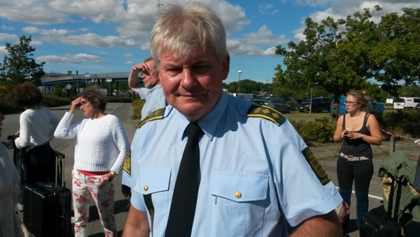 - Vi har ingen möjlighet att skicka dem till Sverige och det vill inte de svenska myndigheterna heller att vi gör, säger polisens presstalesperson till SVT.
På frågan varför vi inte får prata med flyktingarna:
- Vi måste först ta reda på om de ska söka asyl eller vill tillbaka till Tyskland.