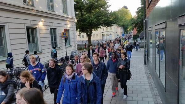 Tåget sträcker sig långt på våda sidor av Fyrisån.