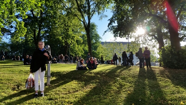 Det börjar fyllas på med folk i Slottsbacken.