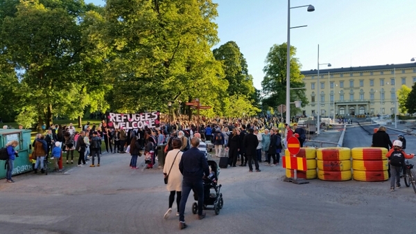 Slottsbacken är fylld till bredden. Svårt att uppskatta antalet men arrangörerna hoppas på runt 6000 Uppsalabor.