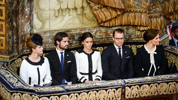 Kungafamiljen i svart och vitt inför riksmötets öppnande.