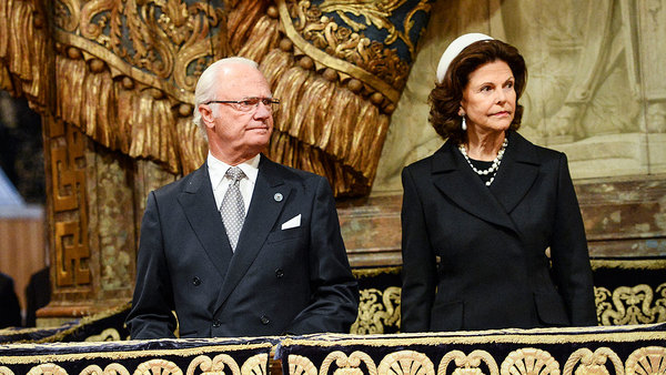 Kung Carl XVI Gustaf och drottning Silvia på plats för tisdagens gudstjänst i Storkyrkan inför riksmötets öppnande. Foto:TT