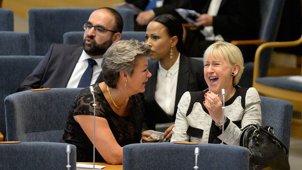 arbetsmarknadsminister Ylva Johansson och utrikesminister Margot Wallström har roligt i kammaren. Foto: TT