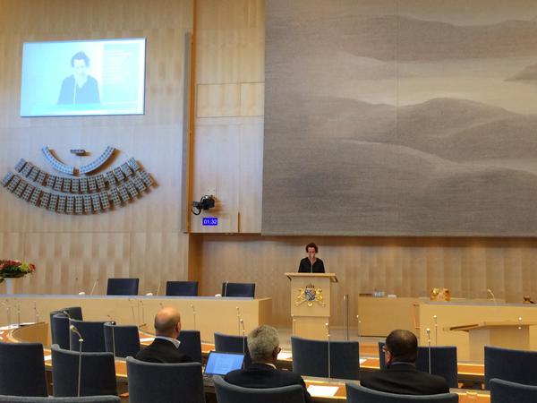 Christina Höj Larsen om varför (v) begärt debatt i riksdagen om flyktingsituationen idag.