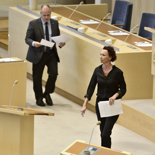 Justitie- och migrationsminister Morgan Johansson och Christina Höj Larsen (V) under fredagens debatt i riksdagen i Stockholm om den akuta flyktingkrisen. Foto: Claudio Bresciani / TT