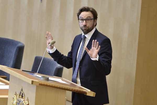 Fredrik Malm (FP) under fredagens debatt i riksdagen i Stockholm om den akuta flyktingkrisen. Foto: Claudio Bresciani / TT