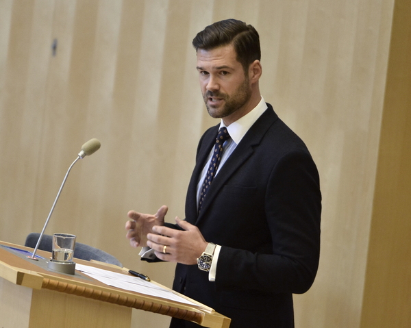 Johan Forsell (M) under fredagens debatt i riksdagen i Stockholm om den akuta flyktingkrisen. Foto: TT