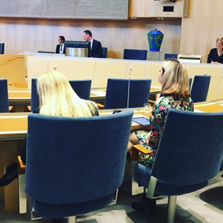 På plats i kammaren för att lyssna på bla Paula Bieler i aktuell debatt om flyktingkrisen. @…